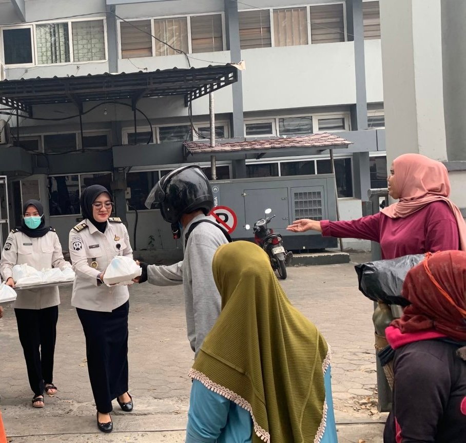 Lapas Perempuan Palembang Bagikan 130 Porsi Pecel Lele Hasil Budidaya Warga Binaan